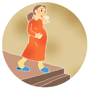 段差を降りるのが辛そうなママの様子